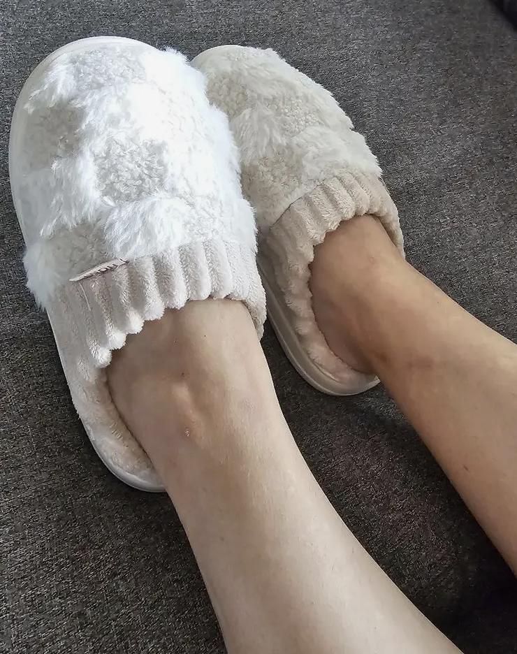 Plaid fluffy platform slippers