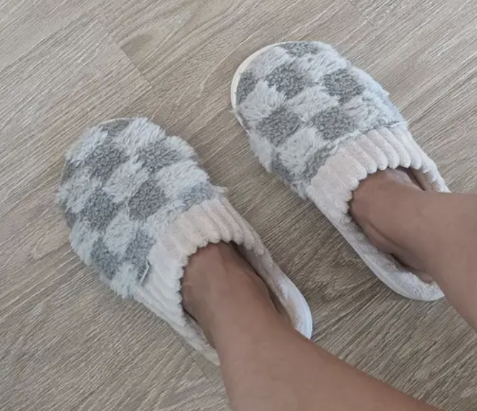 Plaid fluffy platform slippers