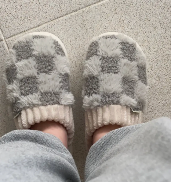 Plaid fluffy platform slippers